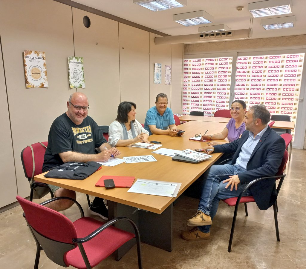 isa_barrajon's tweet photo. ๐๐ฝโโ๏ธ Fructรญfero encuentro con Vincenzo Giordano del #PatronatoINCA de @cgilnazionale, @CCOOvinalopovb y @CCOOAM para establecer lรญneas de #CooperaciรณnSindical y atender necesidades de la poblaciรณn trabajadora migrante procedente de #Italia. Hoy tambiรฉn asamblea en #Torrevieja https://t.co/SiatjqmHTN