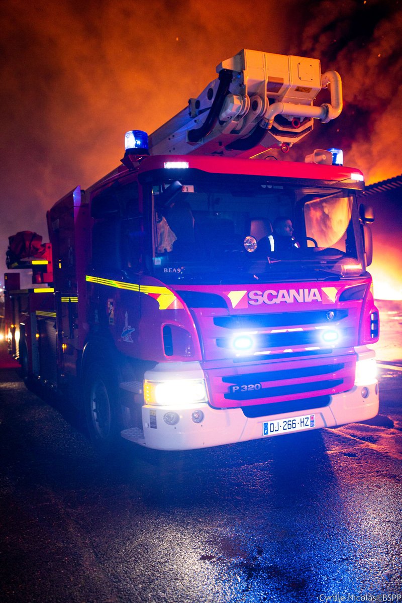PompiersParis's tweet photo. 6 minutes pour arriver jusqu’à vous, c’est le défi que nous nous lançons chaque jour 🔥 🚒 https://t.co/forp5xIRsu