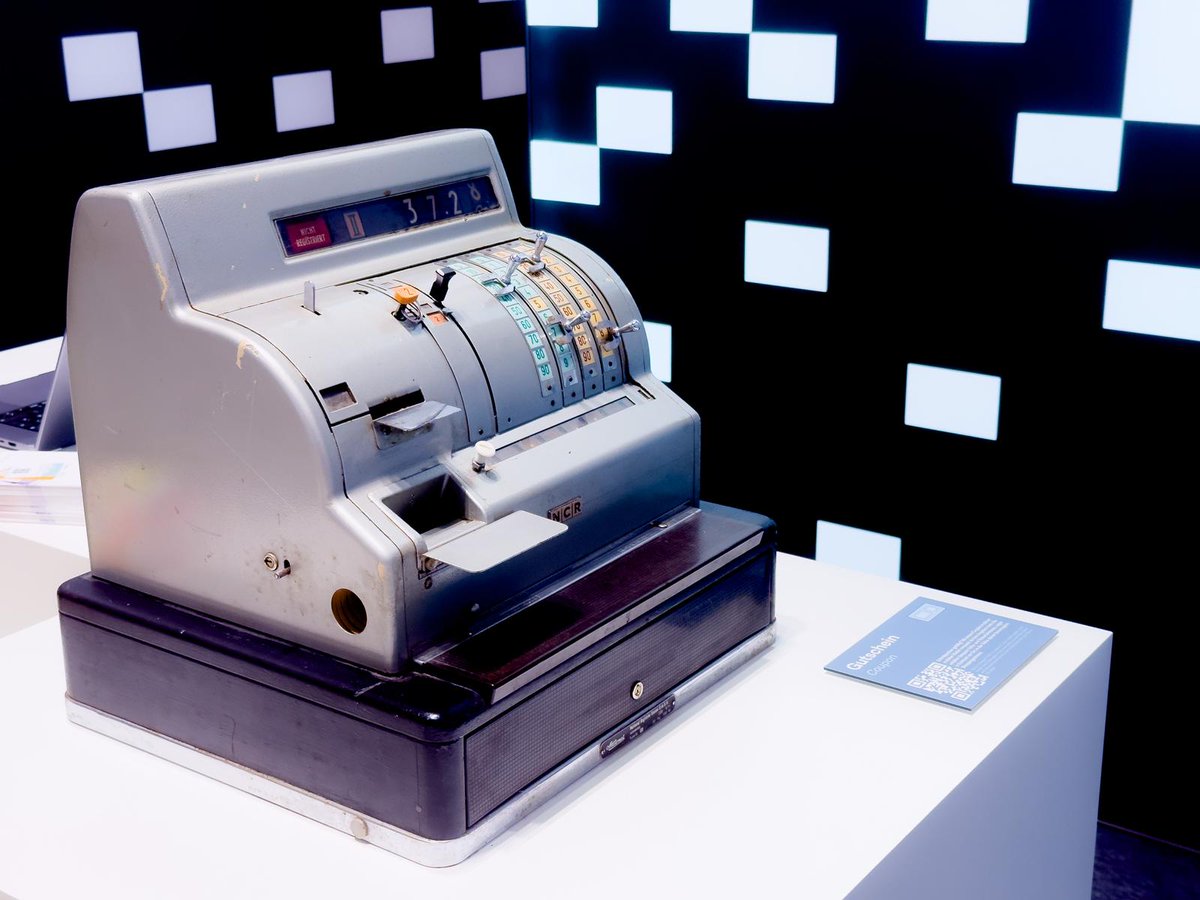 Kortpress_io's tweet photo. #OMR23 Exponate im Detail: 
Sneaker = Digitale Kundenkarte
E-Gitarre = Digitales Eventticket
Espresso-Kanne = Digitale Stempelkarte
Retro-Kasse = Digitaler Gutschein
Fußball/Trikot = Digitaler Mitgliedsausweis

Mit Kortpress Karten für das Apple und Google Wallet erstellen. https://t.co/tUrCtGPFGI