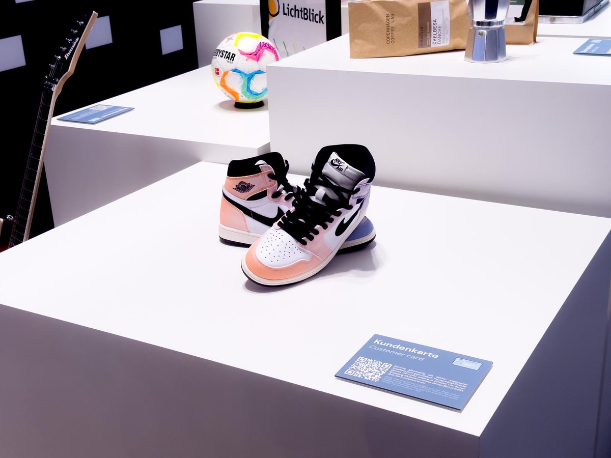 Kortpress_io's tweet photo. #OMR23 Exponate im Detail: 
Sneaker = Digitale Kundenkarte
E-Gitarre = Digitales Eventticket
Espresso-Kanne = Digitale Stempelkarte
Retro-Kasse = Digitaler Gutschein
Fußball/Trikot = Digitaler Mitgliedsausweis

Mit Kortpress Karten für das Apple und Google Wallet erstellen. https://t.co/tUrCtGPFGI