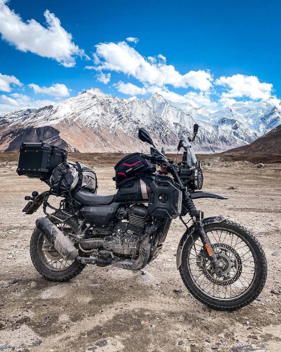 BorgesRowllin's tweet photo. #RT @anandmahindra: RT @yezdiforever: Snow-capped mountains and a luggage-strapped motorcycle, sounds like an #Adventure

@touringdiaries looks back at his trip to Zanskar! 

#JawaYezdiMotorcycles #YezdiForever #YezdiRider #NotForTheSaintHearted #Motorcy… https://t.co/tHnwa7mKWK