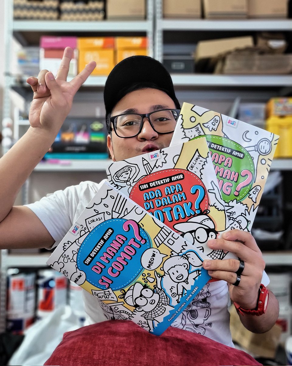 DoDaDoodle's tweet photo. Walaupun Mesab belum pernah merasa perasaan menimang cahaya mata, mungkin perasaan ini hampir2 sama. MUNGKIN.🥹✨️

#SiriDetektifAmir, special sikit sebab first time Mesab tulis &amp; lukis sendiri semuanya. Pure blood gittew.😆

Boleh dapatkannya di sini: https://t.co/27kZFTkfgK https://t.co/pVSfUsJ6Xv