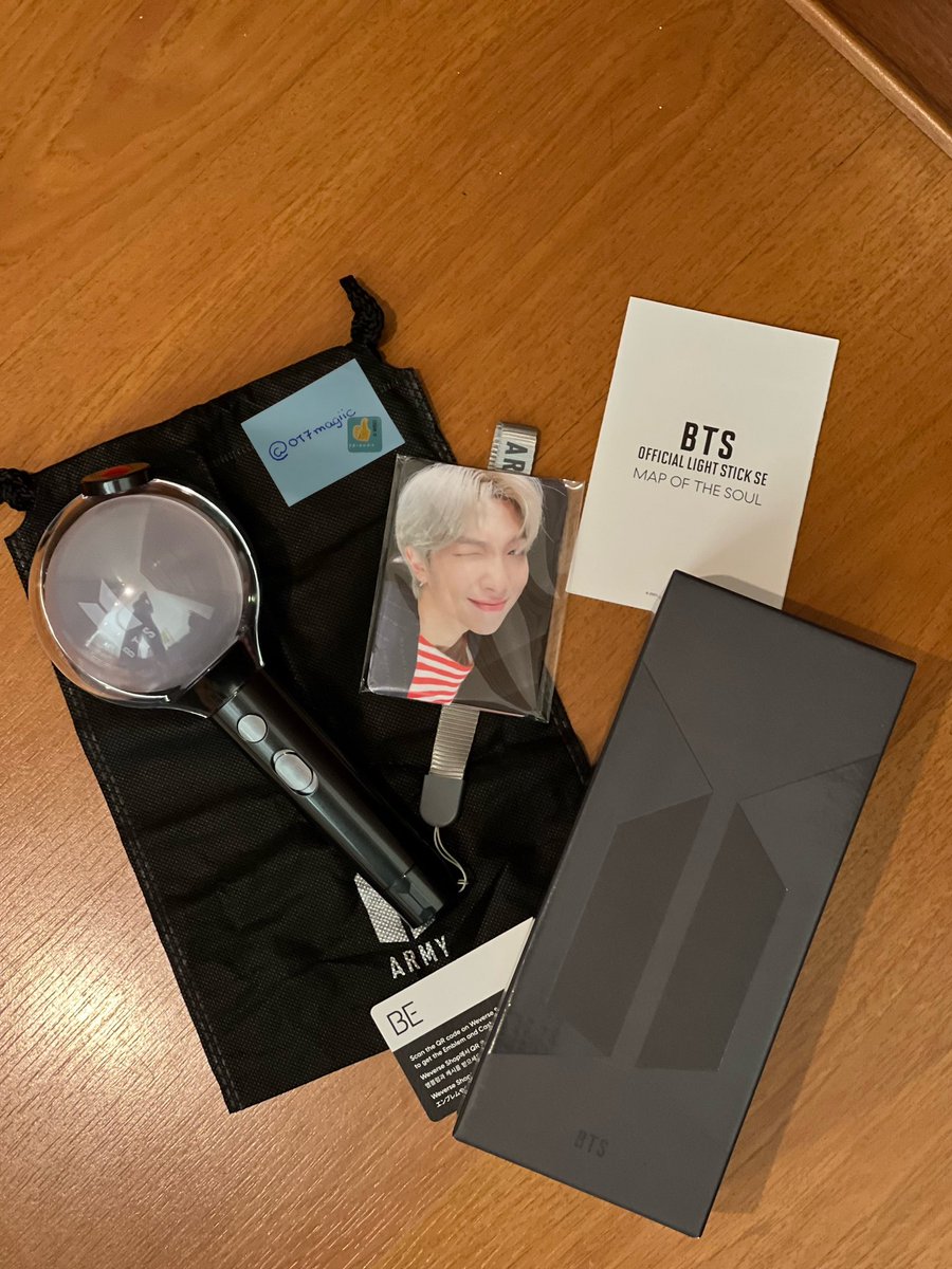 ot7magiic's tweet photo. Vendo Army BOMB lightstick BTS

Valor: R$350 com frete 

Se encontra em excelente estado, sem avaria, completa e com card pra desconto no Weverse shop

Mando mais fotos, vídeos e informações por DM ou Wpp https://t.co/AqvwmjYM6U