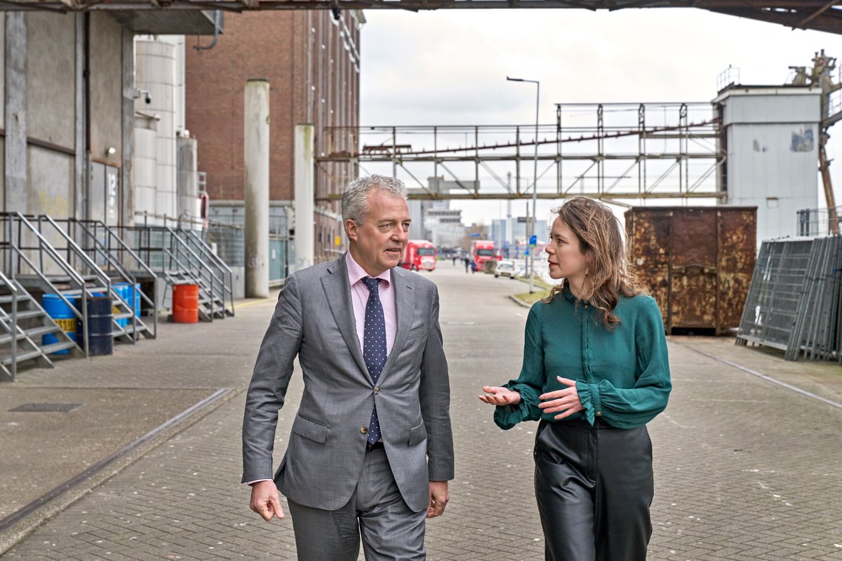 Op dit moment staan er zo’n 8.000 vacatures open in het Rotterdams havengebied en de vraag neemt alleen maar toe. Tegelijkertijd neemt de instroom in het mbo af en de vergrijzing toe. Dan is de vraag: Wat kan ik doen om jongeren aan de haven te verbinden? 
gaanvooreenbaan.nu/nieuws/intervi…