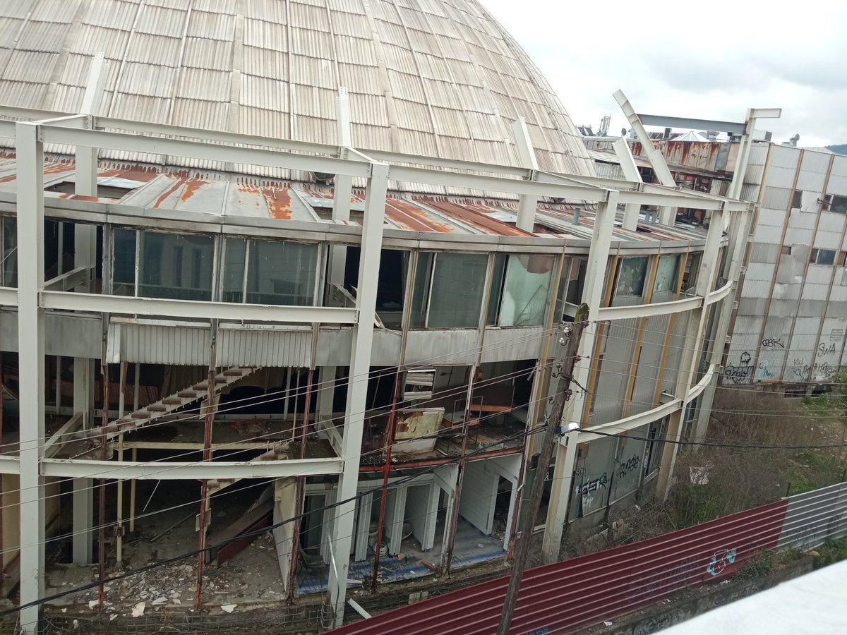 Poglednete, Univerzalna sala Skopje objekt vo centarot na gradot, napushten ushte zmii sto neprolazile