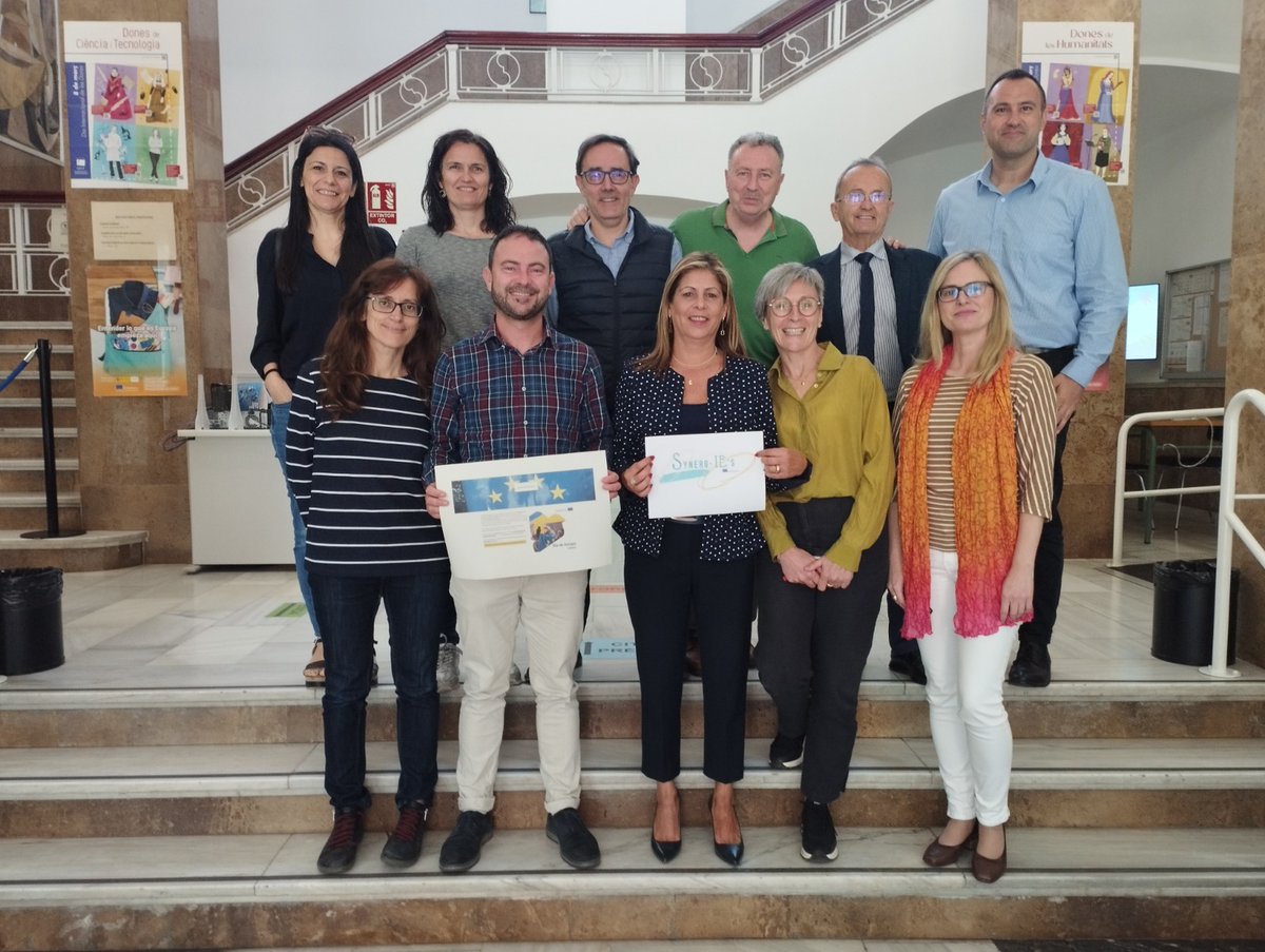 Synerg_IEs's tweet photo. Las inspecciones de Castelló y Alacant también celebraron el #DiaDeEuropa dentro de nuestro proyecto @Synerg_IEs. Una iniciativa que vertebra el territorio de nuestra Comunitat. @sepiegob https://t.co/tfCR6T1Bog
