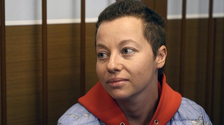 echofm_online's tweet photo. 🔻 Письмо режис��ёра Евгении Беркович 

«Любимые и дорогие! Спасибо, спасибо, спасибо вам за поддержку! Все знаю, слышу, читаю… Ок, читаю не все, потому что все прочесть невозможно. Очень вас прошу: 

1. Не делайте из меня Жанну Д’Арк! Я девочка, я хочу домой, проссеко и большой толстый стэйк. А не быть знаменем! 

2. Не ругайтесь между собой хотя бы моим именем и никого не ешьте! (только пейте) Давайте, все за котиков, не против друг друга? 

3. Не суетитесь. Я отлично. Весела, жива и здорова. Семья под контролем! Коты накормлены! 

4. К.М. в этом деле вообще не при чём. Честное слово. Клянусь своим дневным и ночным кремом, которые я не успела даже распечатать. 

5. Я счастлива вашим письмам и простите, если не отвечаю — не успеваю!»