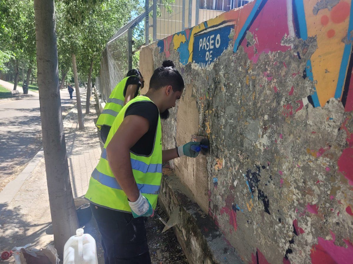 En la #UDCRetiro estamos con la puesta a punto💪 para volver a pintar el muro del pasaje de John Lennon, será el día 20 de mayo, con la colaboración y participación del alumnado del colegio <a href="/MontserratFUHEM/">Colegio Montserrat</a> , y de personas vecinas.
<a href="/JMDretiro/">Distrito de Retiro</a> 
<a href="/MADRID/">Ayuntamiento Madrid</a>
<a href="/AVRetiroNorte/">A.V. Retiro Norte</a>