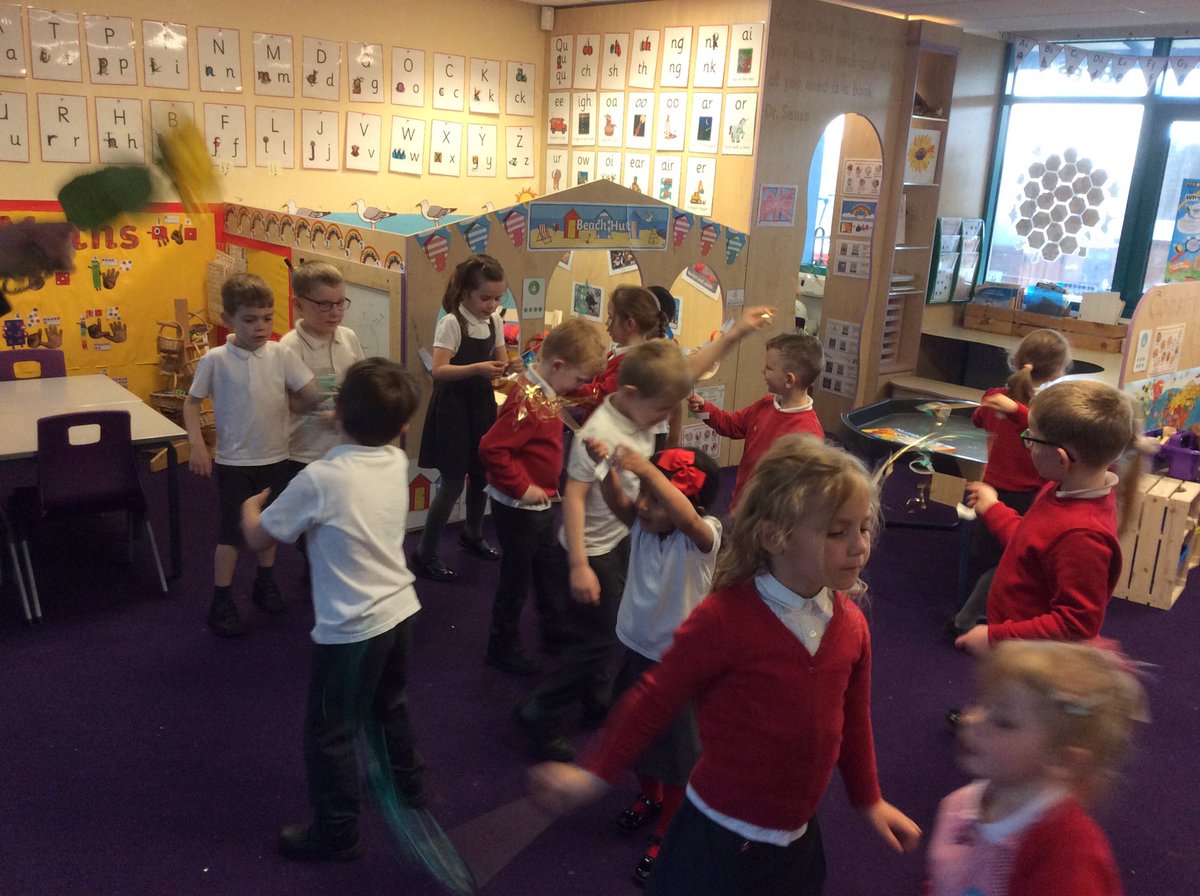 This afternoon we have spoken about good news and how Pentecost is often named as the ‘birthday of the church’ We celebrated by using our Holy Spirit wands to dance to music
#joeysRE #joeysUTW @_MrsBG