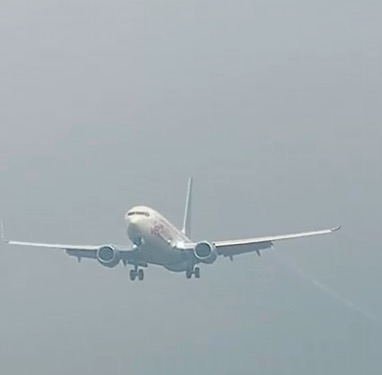airlivenet's tweet photo. UPDATE Jet2 #LS190 landed at Manchester Airport https://t.co/oruftyVXe4 https://t.co/cxKKzCcriY
