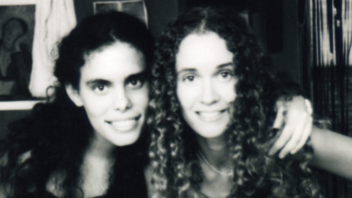 ParisCinemaClub's tweet photo. [Calle 23] 🇨🇺
Correspondance cinématographique entre deux cinéastes cubaines, À VOIX BASSE raconte l'émigration forcée et ses conséquences. #HeidiHassan viendra parler de son documentaire, coréalisé avec Patricia Perez, dans le prochain ciné-club cubain.

Demain 20h30 aux Écoles. https://t.co/d9FjBDocE1