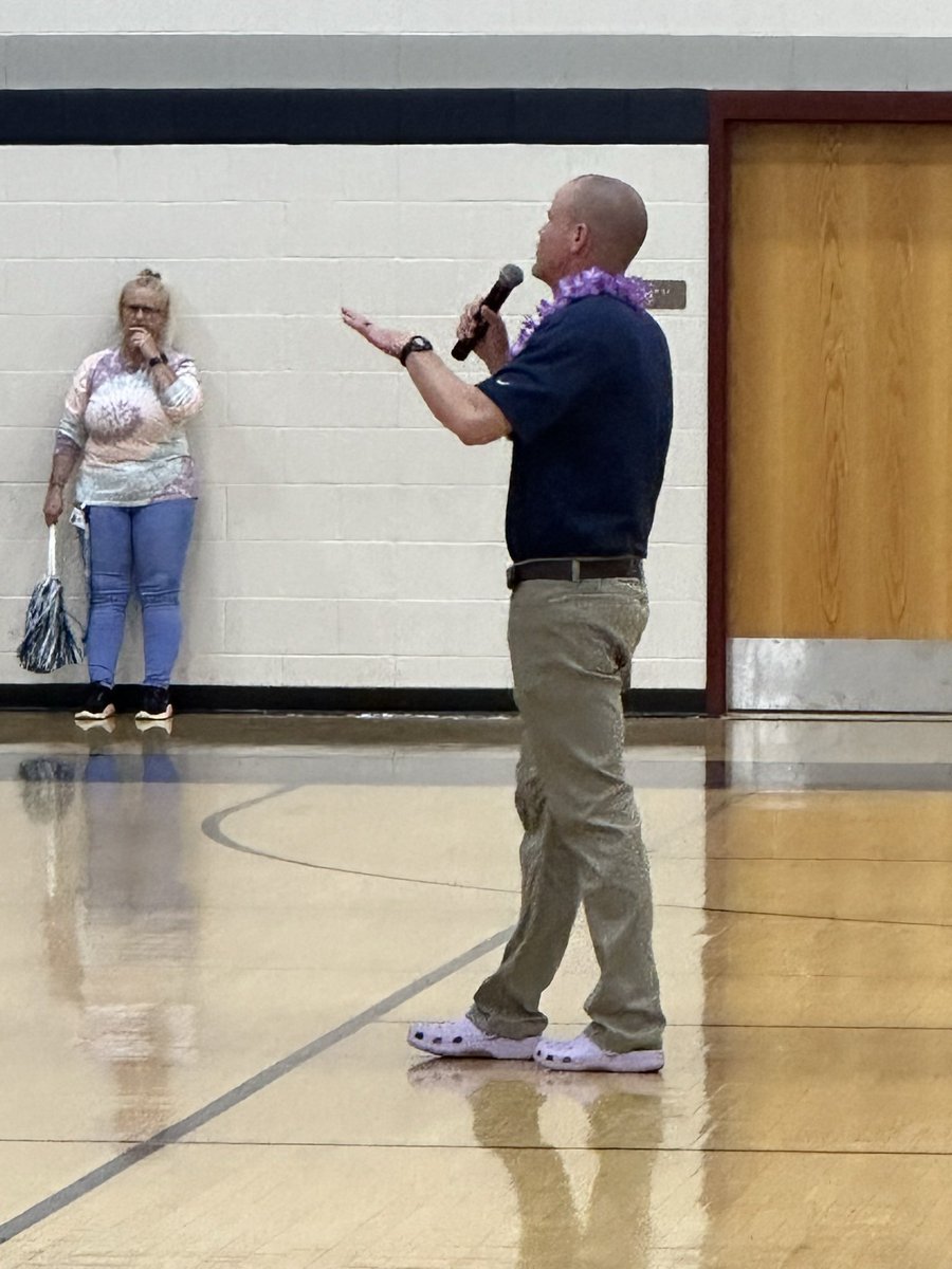 JolliffMiddle's tweet image. Bravo student for 🔦a known JAG ⭐️-his💙of history is infectious &amp;amp; 💙of kids is 2nd to 0! He’s our 🏈 &amp;amp; pep rally announcing, map &amp;amp; history loving, 🏆 debate team coaching, always entertaining Mr Brown! We are so fortunate to work &amp;amp; learn w/him. #heJAMS #hesaTOPCAT #engageCPS