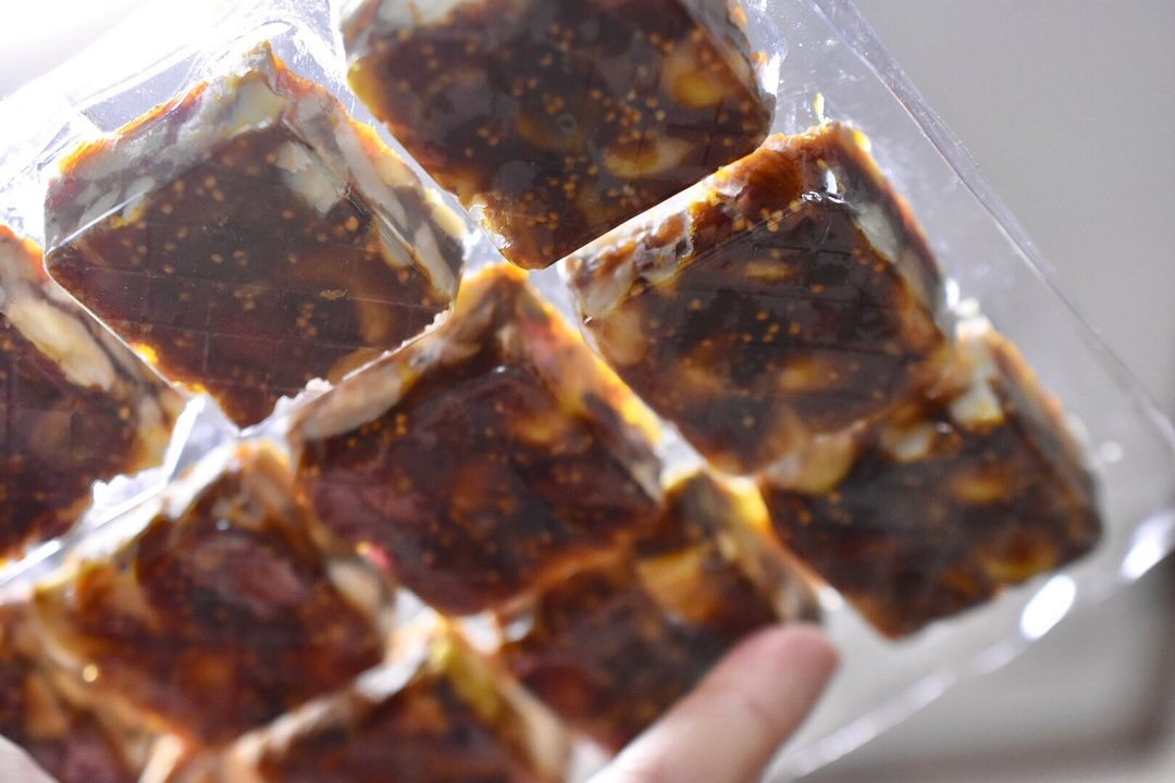 sanbiki4123's tweet photo. #お土産 #fignuts

ナッツがたっぷり。イチヂクかなぁ？甘くて食べやすい。 https://t.co/QWuJiqRzBA
