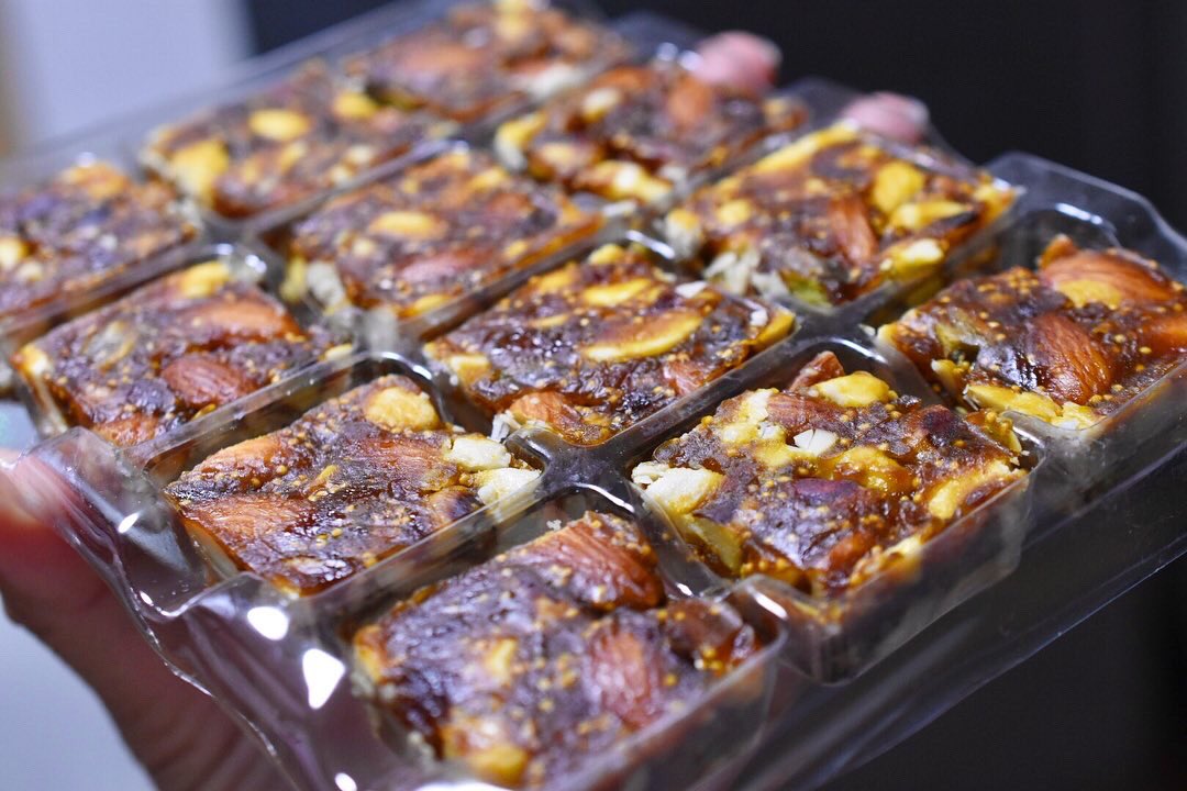 sanbiki4123's tweet photo. #お土産 #fignuts

ナッツがたっぷり。イチヂクかなぁ？甘くて食べやすい。 https://t.co/QWuJiqRzBA