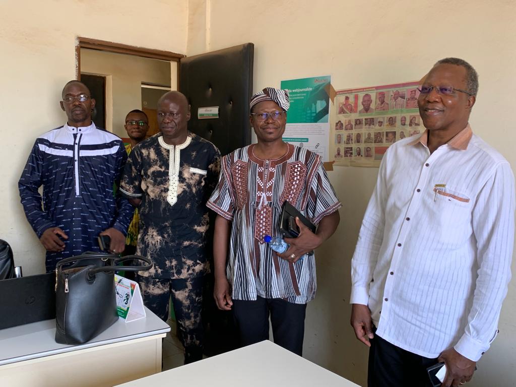 JusteMien's tweet photo. #Burkina/Médias en #ligne : La Direction de la communication et des relations publiques de la présidence du #Faso était dans les locaux des Éditions #Lefaso ce 10/5/23. Une visite de courtoisie mise à profit par les visiteurs pour féliciter le fondateur et la rédaction.#Lwili https://t.co/u7Hd59g4Xp
