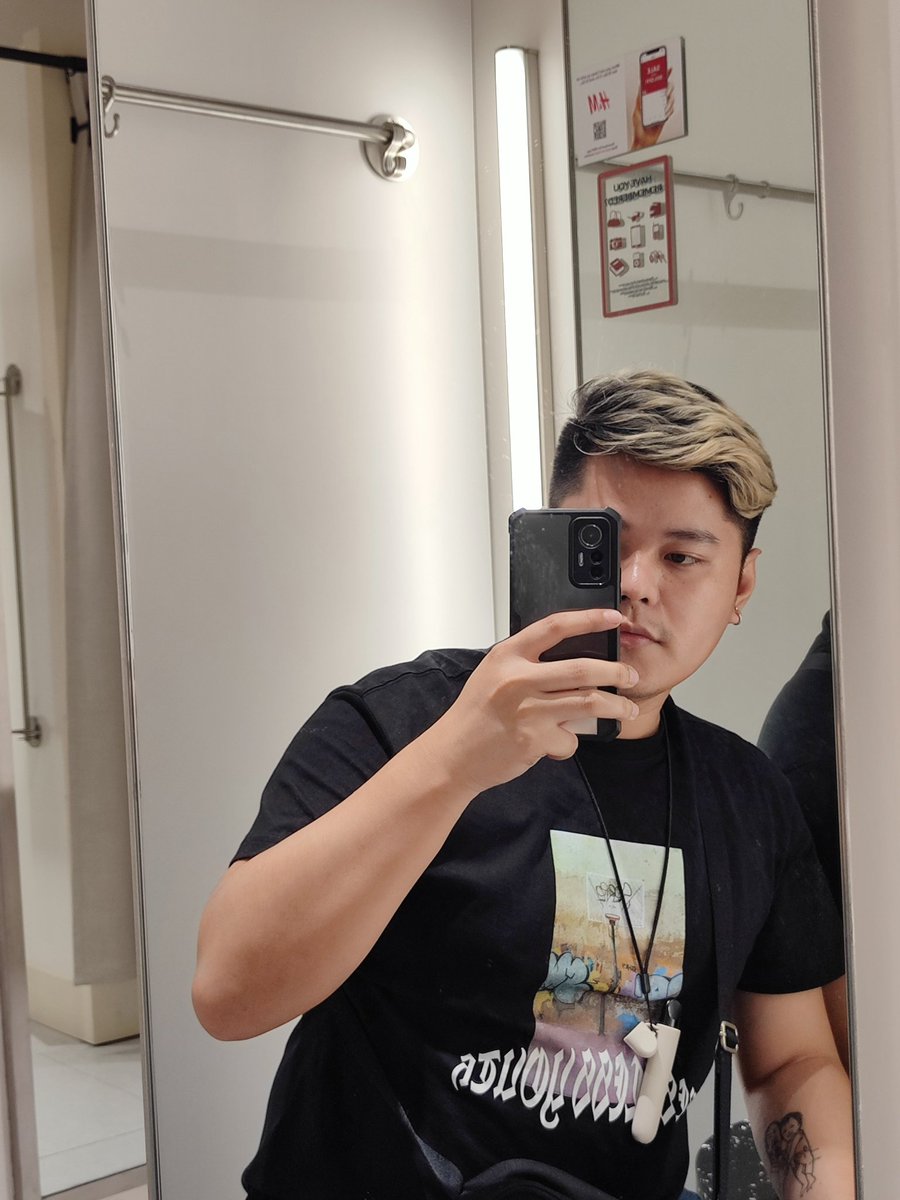 newplayerxxx's tweet photo. Kakagala kanina naabutan ng parang bituka ng manok na pila sa One Ayala https://t.co/EON9phzanp