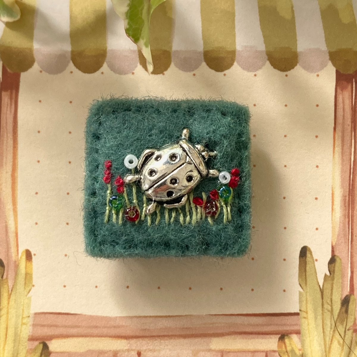 Summer themed #ladybird mini #brooch in moss green with tiny beads and hand stitching.

One of a kind #accessories hand sewn by #elliestreasures in #Lincolnshire.

elliestreasures.square.site/product/mini-l…

#handsewngifts #shopindie #summer #MHHSBD