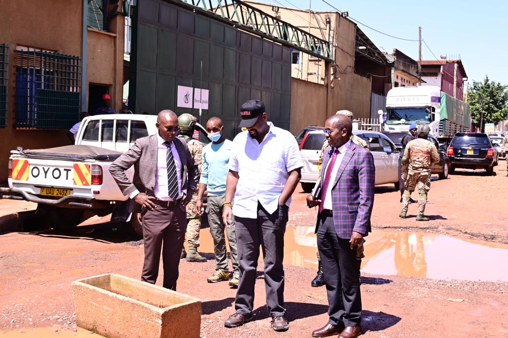SeniorYona44's tweet photo. Pothole City tour: Today, The Supreme Leader of MK Movement / SPA/SO had a fruitful engagement with the KCCA Executive Director. They also made spot checks on some of the worst potholes in the city. #MK2026 @mkainerugaba @BalaamAteenyiDr @DaudiKabanda @BagaayaP @jessyoolo @kamami https://t.co/Pqi7vLiDVa