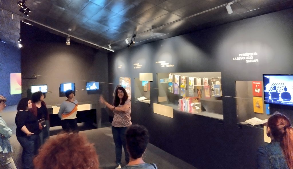 eliramirez82's tweet image. Avui amb els de #PrescripcióLectora hem anat d&apos;excursió! 😄 Hem visitat la expo de &quot;Constel·lació gràfica&quot; al @cececebe de la mà de la seva comissària, la @mterronova. 
(ja hi havia anat però fer la visita amb ella ha sigut un plus 👌👌)
Encara no hi heu anat? heu d&apos;anar! #Còmics