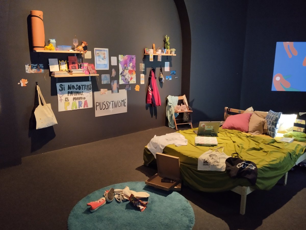 eliramirez82's tweet image. Avui amb els de #PrescripcióLectora hem anat d&apos;excursió! 😄 Hem visitat la expo de &quot;Constel·lació gràfica&quot; al @cececebe de la mà de la seva comissària, la @mterronova. 
(ja hi havia anat però fer la visita amb ella ha sigut un plus 👌👌)
Encara no hi heu anat? heu d&apos;anar! #Còmics