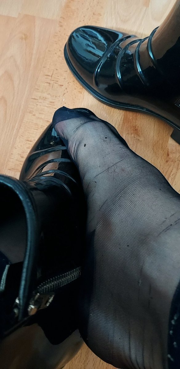 Home Office in Gummistiefeletten und Nylons 😍😍😍
#sissy #sissyfun #gummi #rubber #rubberboots #nylon #NYLONSUPER