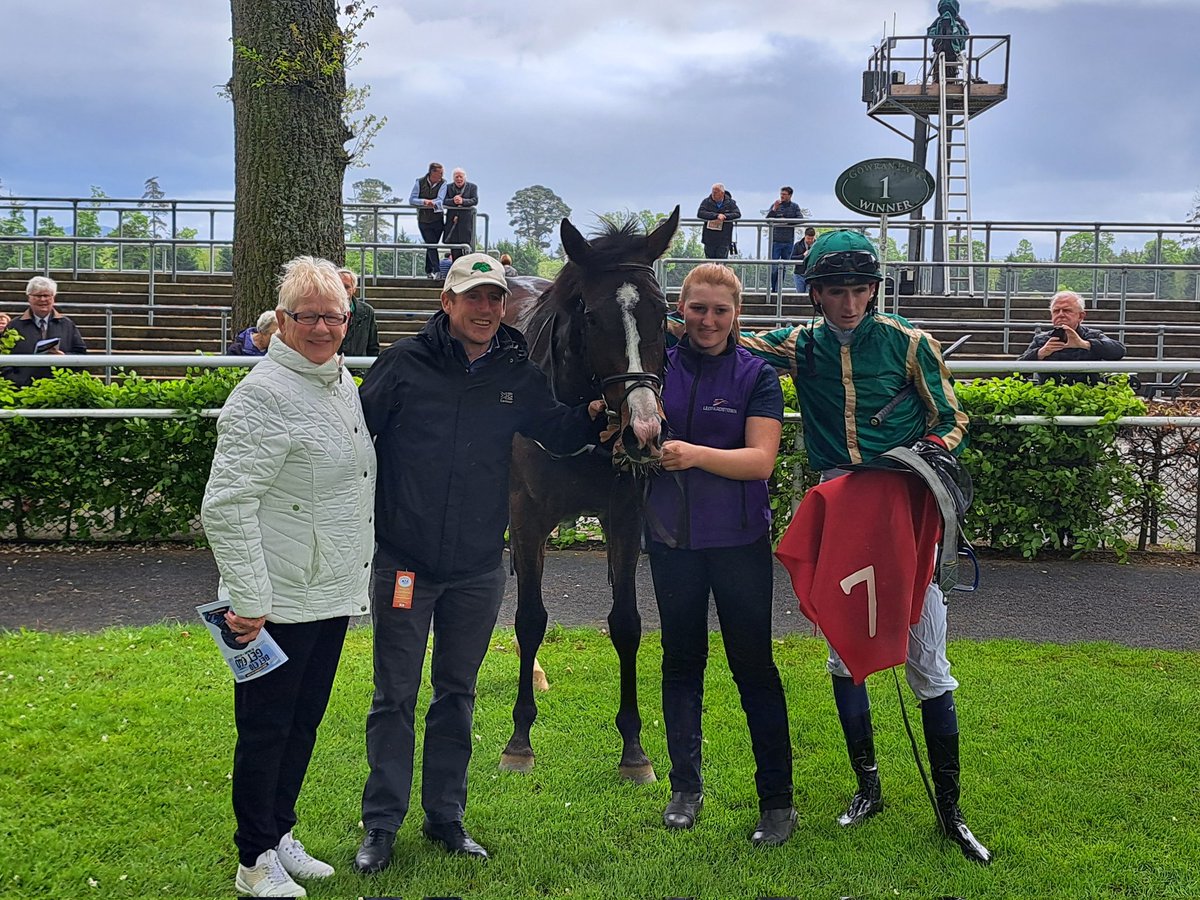 Lady Onyx & @BenCoen2 after making a winning debut @GowranPark1 pictured with @JohnnyMurtagh & his mother Sheila