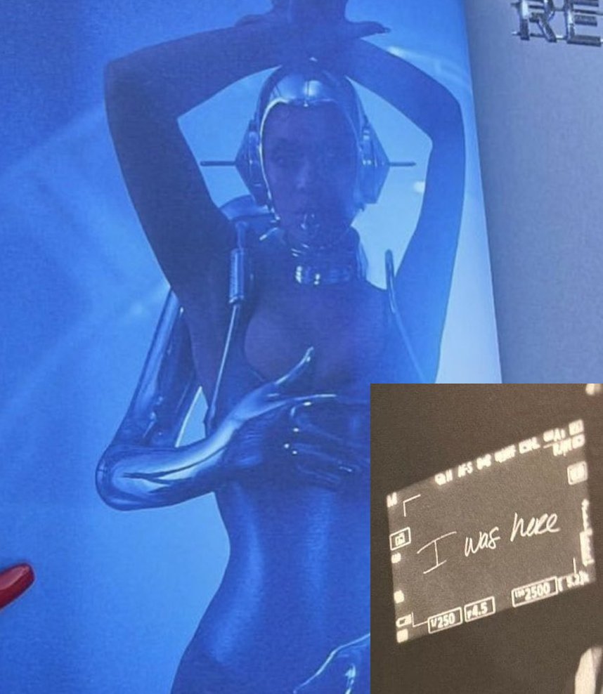 beyoncebrasil's tweet photo. 🚨 TEORIA: Seria essa a última turnê da Beyoncé?

De acordo com especulações de fãs, e considerando os materiais/informações até então divulgados, a era “Renaissance” da Beyoncé é uma era prolongada por um único motivo: esta pode ser sua última era. Além dos aguardados acts II e III, a turnê deve se estender por quase três anos, visitando vários países onde a artista se apresentará pela primeira e/ou última vez.

É interessante notar que assim como na “The Experience” (2007), ainda no início da carreira, ela surgiu no palco com uma vestimenta de robô, e ao que parece, terminará a “Renaissance World Tour” retomando essa estética, novamente vestida de robô. Sinalizando o encerramento de um ciclo.

Além disso, em uma das imagens do TOUR BOOK, há uma página destacando a faixa “I Was Here”, que fala sobre os feitos importantes de alguém enquanto esteve aqui no planeta. Sendo assim, a nova turnê será um dos maiores espetáculos já vistos na Terra, como ninguém jamais viu, mas também uma despedida.