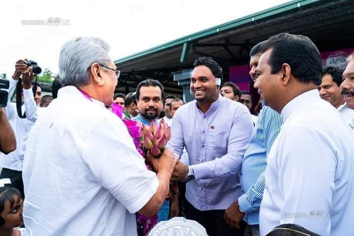 chami9539's tweet photo. This is the Deputy Mayor of Kaduwela attacking Piyath who was at the forefront of GGG in broad day light.

Is this the fate of activists in Sri Lanka? The vitriol stoked up by politicians and their enablers leads us back to this?

@RW_UNP @sajithpremadasa @anuradisanayake https://t.co/oKB9FPSkgy