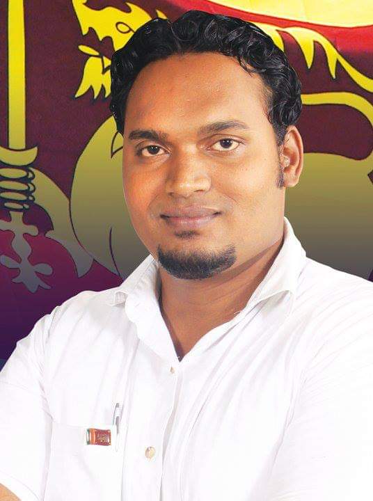 chami9539's tweet photo. This is the Deputy Mayor of Kaduwela attacking Piyath who was at the forefront of GGG in broad day light.

Is this the fate of activists in Sri Lanka? The vitriol stoked up by politicians and their enablers leads us back to this?

@RW_UNP @sajithpremadasa @anuradisanayake https://t.co/oKB9FPSkgy