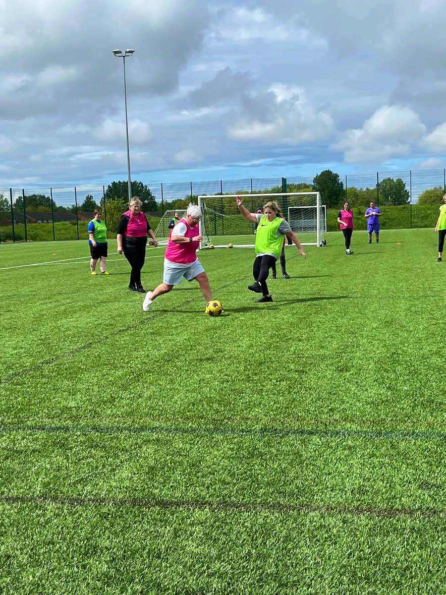 Red_Neighbours's tweet photo. Two games, two hours, two coaches, two sides, one team #RedNeighbours #WalkingFootball #LFC #Women #Men #Equality #Kirkby 🔴⚽️@VolairLeisure https://t.co/9aHOLzqwFl