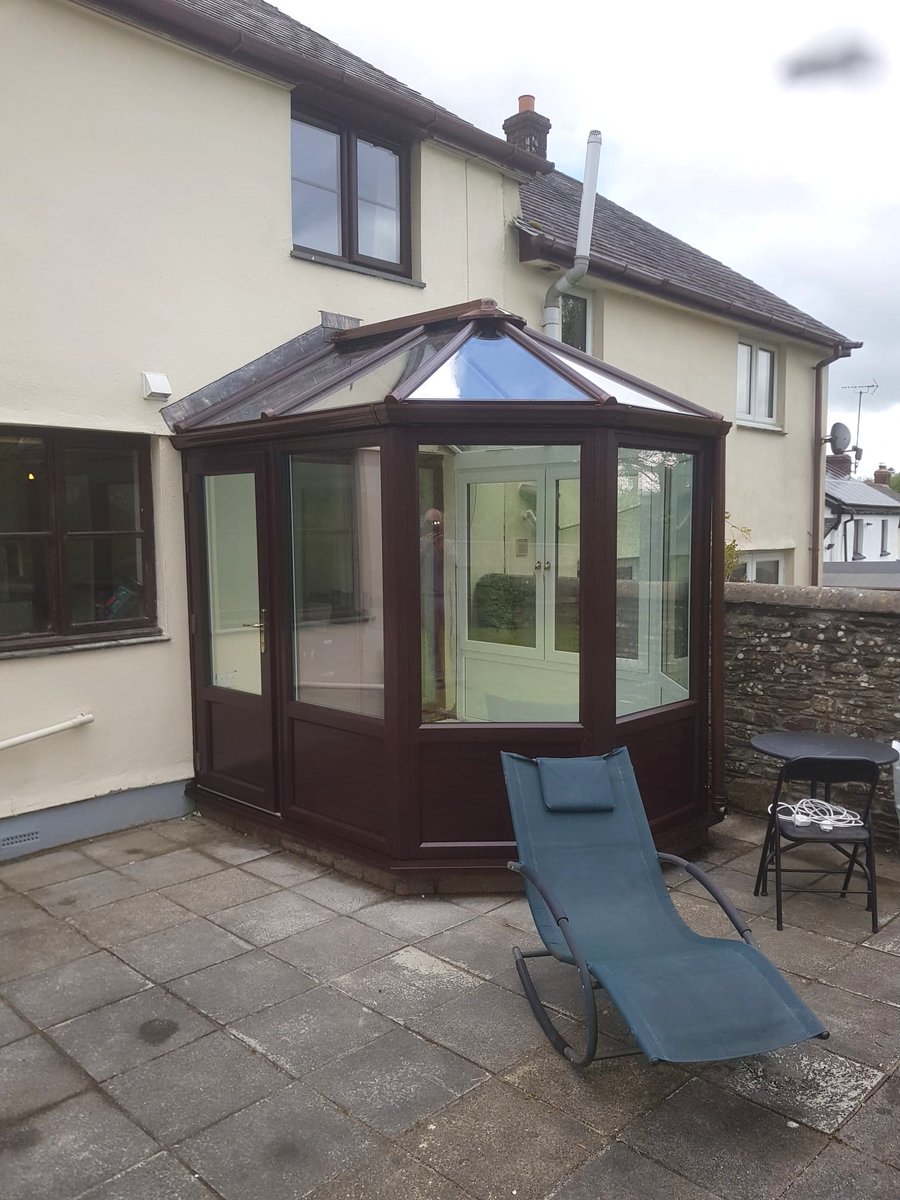RealisticPVCu's tweet photo. Here is a little 3 facet Victorian replacement that we installed for our clients last week. 

Well done Matt and Chris, fabulous work as always.

#conservatory #rosewood #glassroof #ultraframe #Doubleglazing #solarrejection #devon #makeus1ofyour3quotes https://t.co/B8rkFHui1f