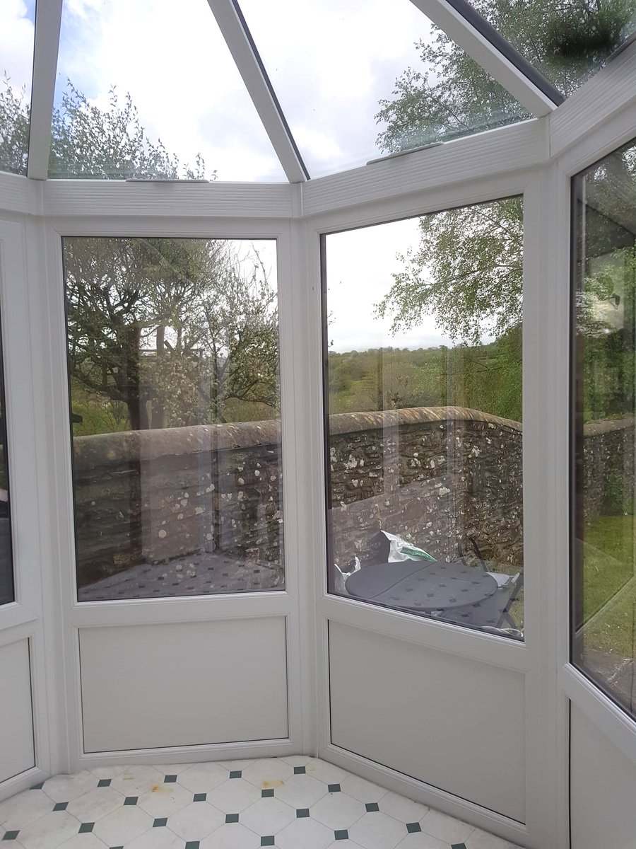 RealisticPVCu's tweet photo. Here is a little 3 facet Victorian replacement that we installed for our clients last week. 

Well done Matt and Chris, fabulous work as always.

#conservatory #rosewood #glassroof #ultraframe #Doubleglazing #solarrejection #devon #makeus1ofyour3quotes https://t.co/B8rkFHui1f