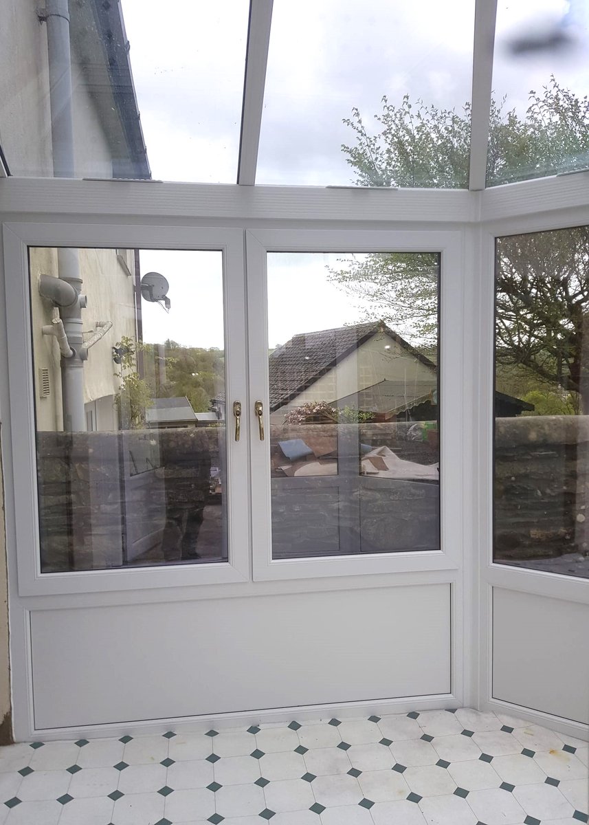 RealisticPVCu's tweet photo. Here is a little 3 facet Victorian replacement that we installed for our clients last week. 

Well done Matt and Chris, fabulous work as always.

#conservatory #rosewood #glassroof #ultraframe #Doubleglazing #solarrejection #devon #makeus1ofyour3quotes https://t.co/B8rkFHui1f