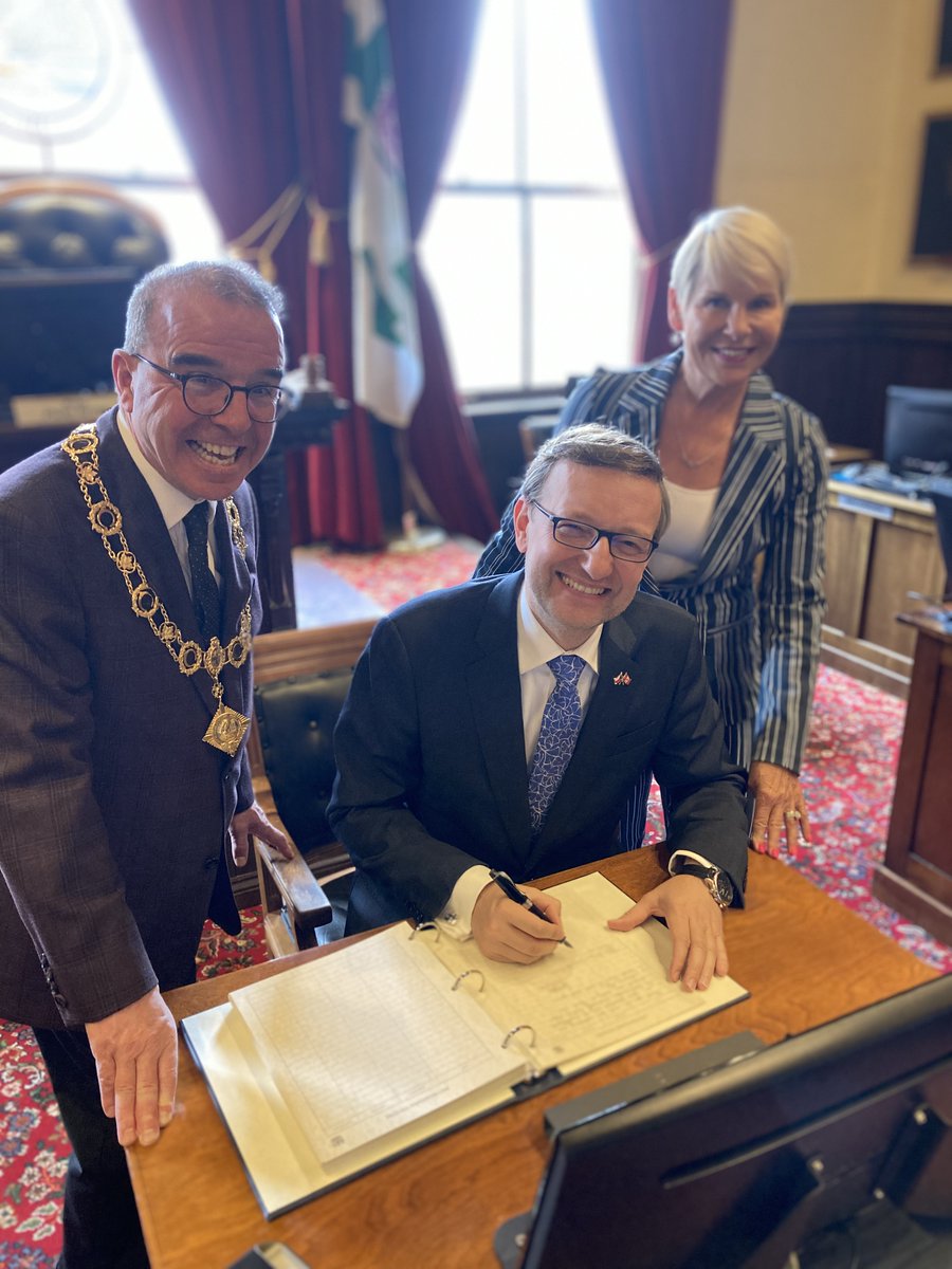 City Hall was delighted earlier this week to welcome Czechia Ambassador Borek Lizec for a visit. The Ambassador was in town and met with Mayor Phillip Brown and Deputy Mayor Alanna Jankov, among others. We ensured that such a distinguished guest signed the City's visitor book!