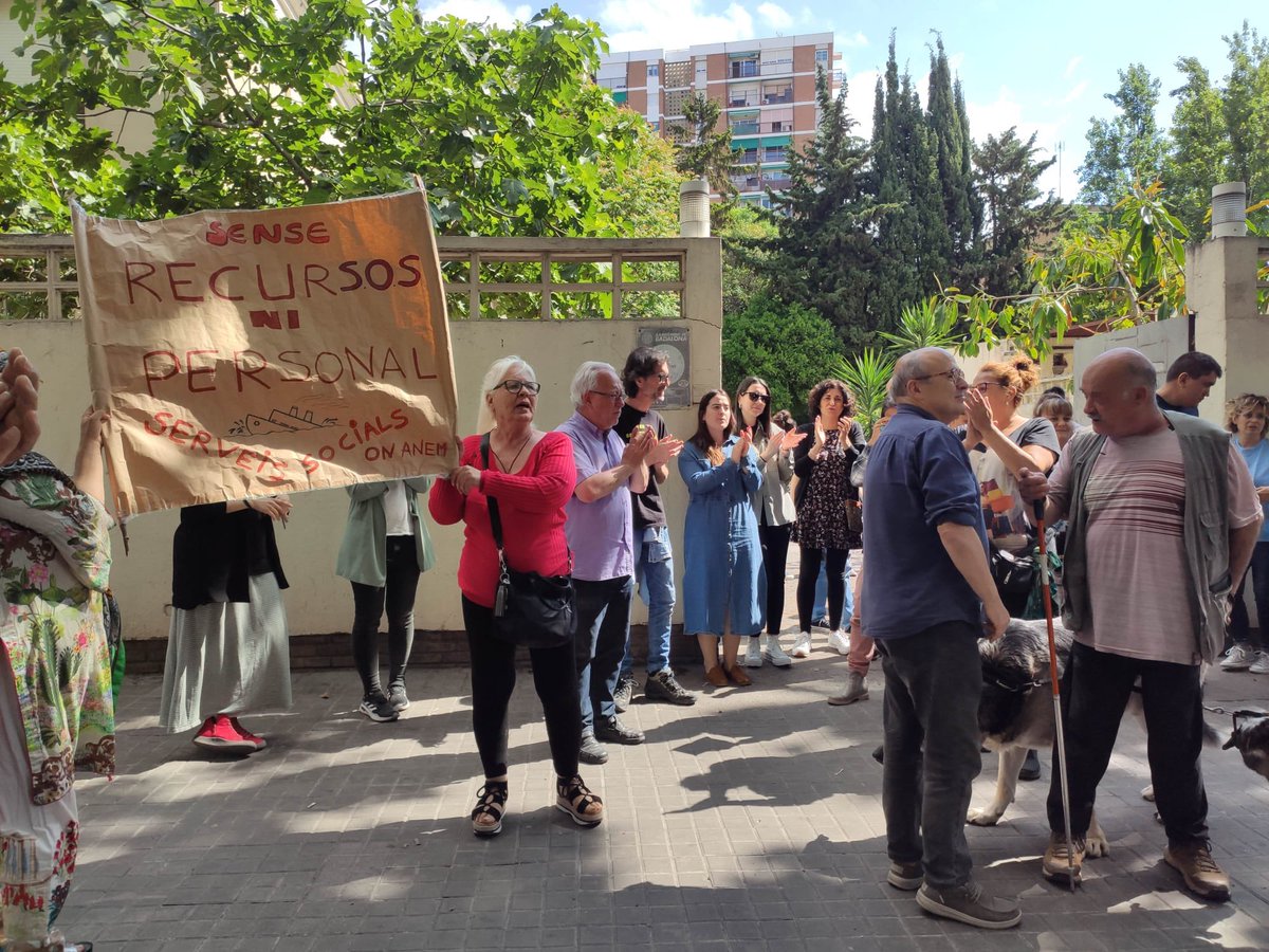 LaCCOOtorra's tweet photo. Plantilla i persones usuàries de la SBAS de Sant Roc dempeus per uns #ServeisSocials dignes a Badalona. Exigim als grups municipals més compromís i solucions! https://t.co/xYv2nhOYAa