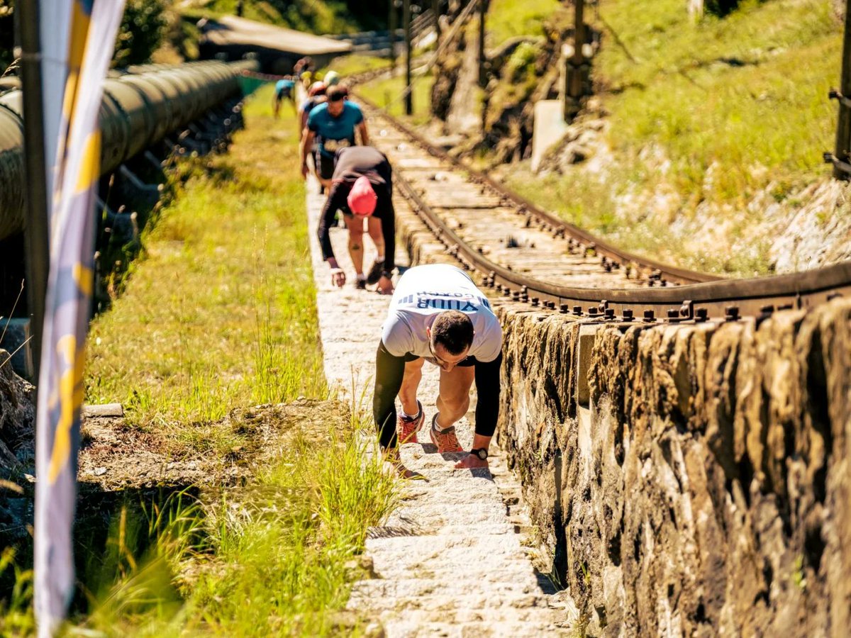 STMediaCH's tweet photo. Der Wahnsinn! Stairways to heaven im Tessin: Das härteste Verticle Race von Europa! Die Fakten: 1,2 km, 89% maximale Steigung, 790 m Höhenunterschied, 4261 Stufen! Rennstecke: die Treppe der Standseilbahn Piotta-Ritom 13.5.23
@ticinoturismo https://t.co/UyWKV10foD https://t.co/l3bY4z2ByY