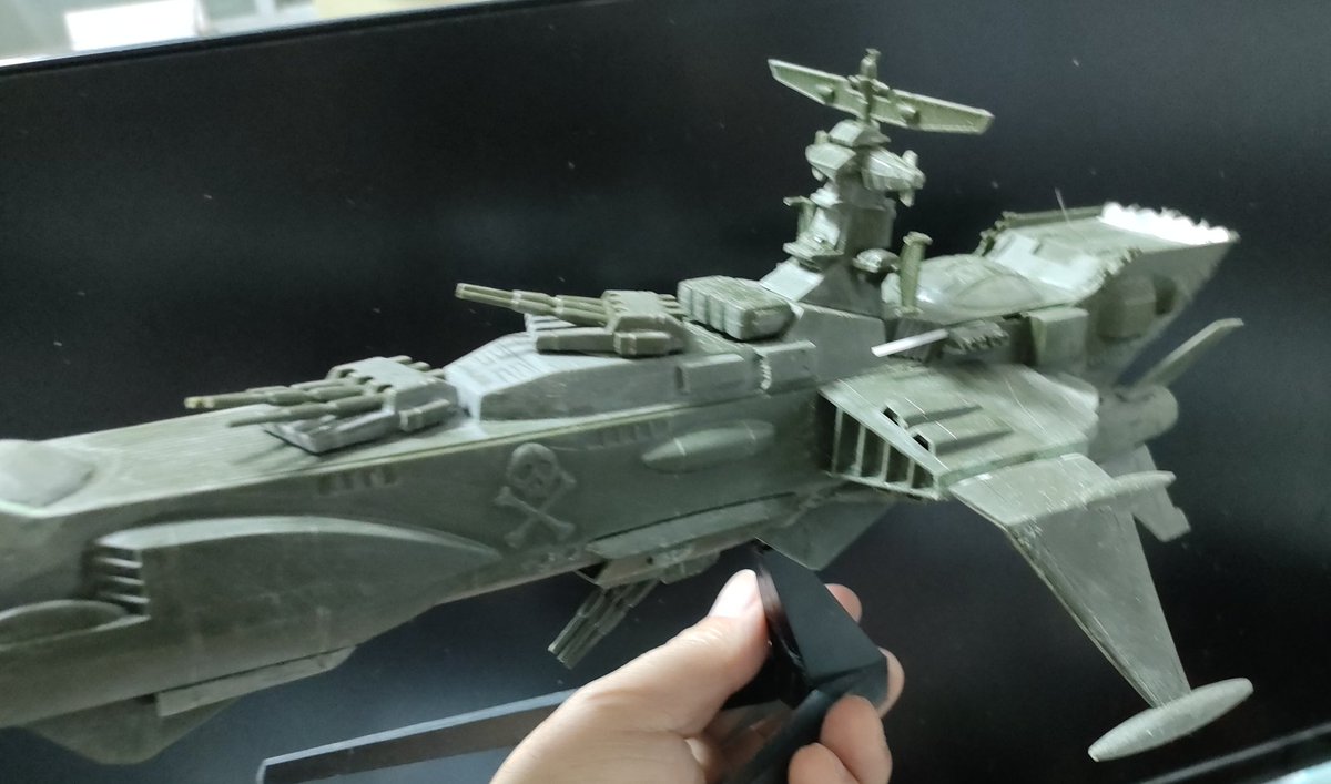 potechimax's tweet photo. 今日は艦橋のてっぺんにデカイアンテナくっつけただけで終わり。しっかり乾燥待ちですね。
アンテナは上も左右もデカイ割に接着面が極小で折れるの必至。接着面を少しだけ背面側で増やしておいた。

メインウイング。
勝手に各2枚目のようなカナード(前進翼)と勘違いしてた(笑)
違和感無くない？🤔 https://t.co/xAIVcxvR1f