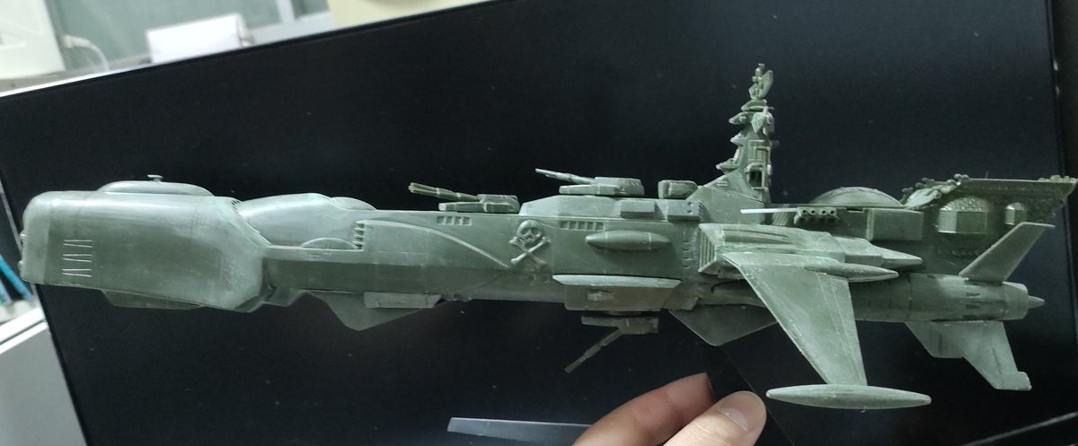 potechimax's tweet photo. 今日は艦橋のてっぺんにデカイアンテナくっつけただけで終わり。しっかり乾燥待ちですね。
アンテナは上も左右もデカイ割に接着面が極小で折れるの必至。接着面を少しだけ背面側で増やしておいた。

メインウイング。
勝手に各2枚目のようなカナード(前進翼)と勘違いしてた(笑)
違和感無くない？🤔 https://t.co/xAIVcxvR1f