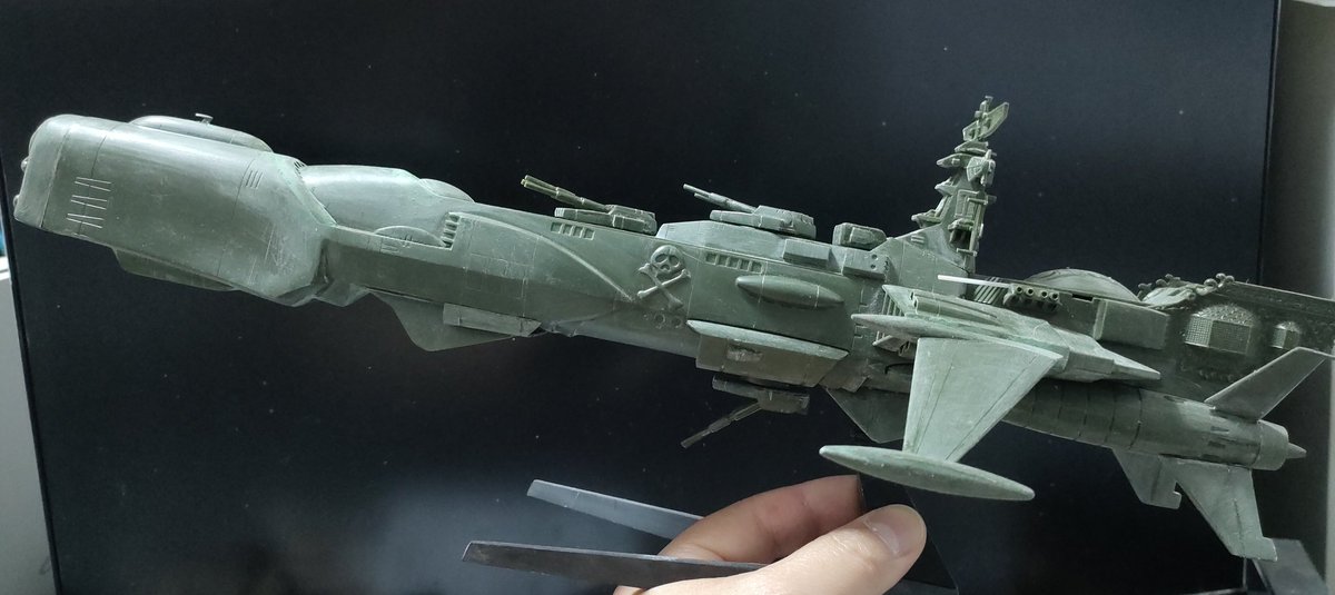 potechimax's tweet photo. 今日は艦橋のてっぺんにデカイアンテナくっつけただけで終わり。しっかり乾燥待ちですね。
アンテナは上も左右もデカイ割に接着面が極小で折れるの必至。接着面を少しだけ背面側で増やしておいた。

メインウイング。
勝手に各2枚目のようなカナード(前進翼)と勘違いしてた(笑)
違和感無くない？🤔 https://t.co/xAIVcxvR1f