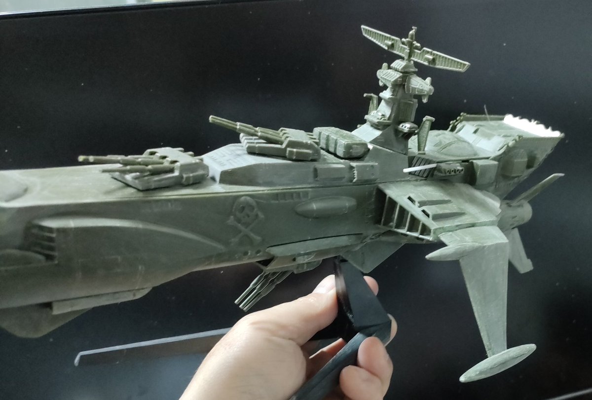 potechimax's tweet photo. 今日は艦橋のてっぺんにデカイアンテナくっつけただけで終わり。しっかり乾燥待ちですね。
アンテナは上も左右もデカイ割に接着面が極小で折れるの必至。接着面を少しだけ背面側で増やしておいた。

メインウイング。
勝手に各2枚目のようなカナード(前進翼)と勘違いしてた(笑)
違和感無くない？🤔 https://t.co/xAIVcxvR1f