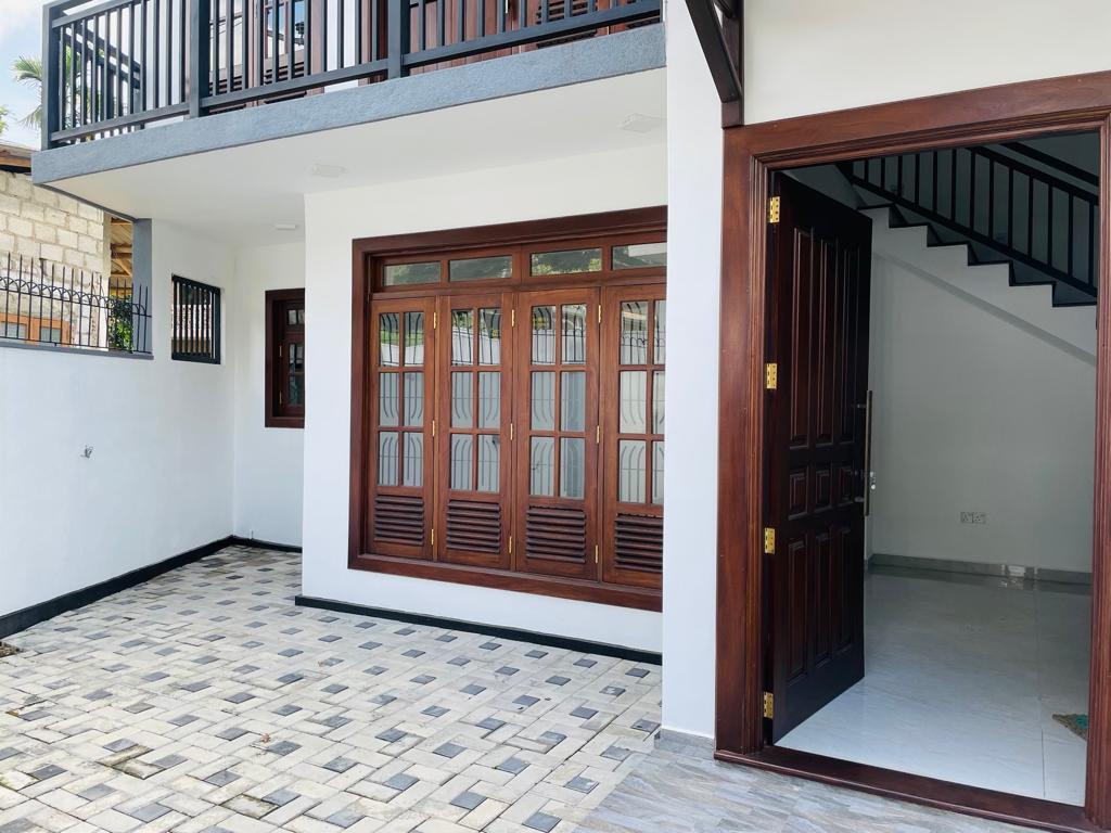 easywaytop's tweet photo. Homagama is located at the Habarakada intersection. This house has been built on a plot of 6 par.
📷The house has two floors and consists of a living room, 3 rooms, 2 bathrooms and a beautiful kitchen with a modern pantry.
Call now-0705388656
https://t.co/bKBU2Xyxat https://t.co/L0yMkFLcBq