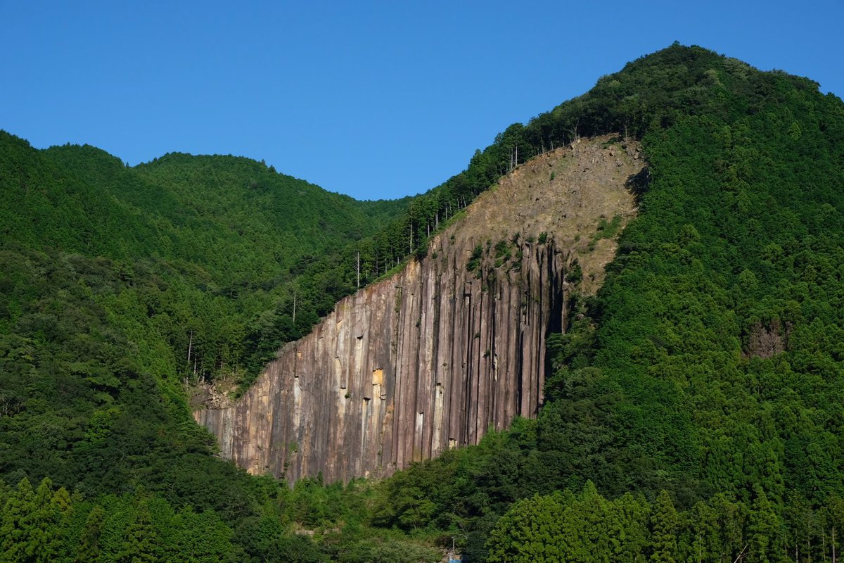 marinko5's tweet photo. 和歌山旅行でみかけて気になりすぎた断面⛰柱状節理…なのか？☺️
#地質の写真あげる見た人もやる 
#地質の日 https://t.co/ludPKyLWFz