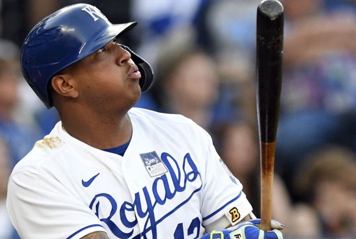 guille94's tweet photo. Salvador Pérez cumple hoy 33 años: 

12 años en MLB 
1.311 hits 
230 jonrones 
Récord de más HR para un receptor en una temporada (48) logrado en 2021 (superó el de Johnny Bench)
752 empujadas 
7 All Star
MVP de la Serie Mundial 2015 
5 Guantes de Oro 
4 Bates de Plata 
CABALLO🇻🇪 https://t.co/KCGpu9sS4L