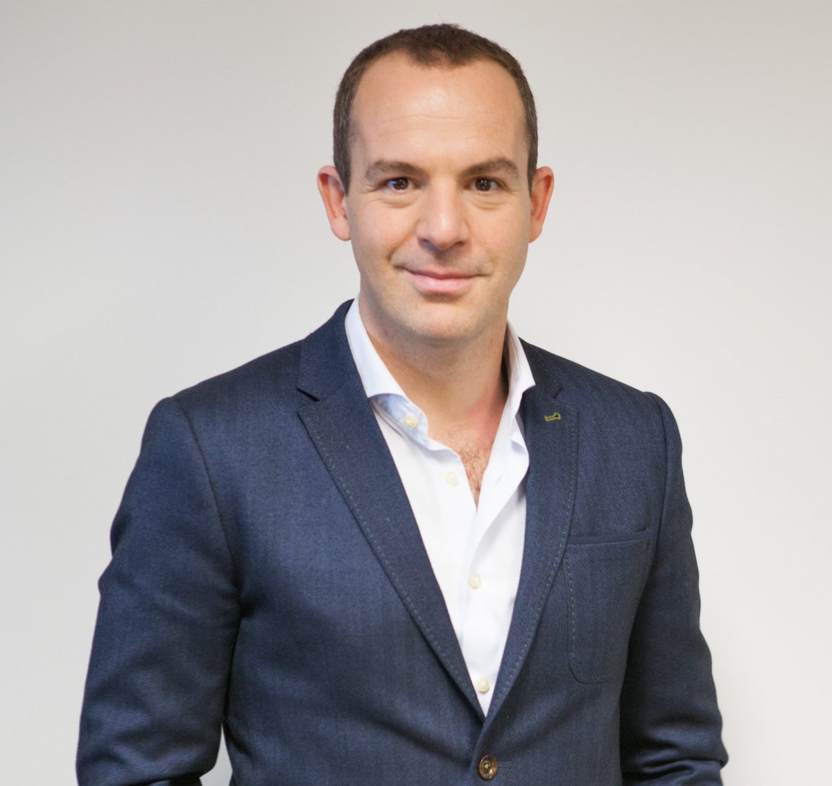 PaulChantler's tweet photo. This man is a master communicator. The best. @MartinSLewis is great on TV but to hear him bantering on @BBCRadioFive every week with @TherealNihal is brilliant (and also funny). He explains complex financial issues in simple, direct and relatable language. Very engaging. Best of all, over the years he's curbed his earlier over-excited puppy-dog enthusiasm and slowed down his delivery which has improved the impact of what he says immeasurably. Thank you, Martin, for all you do to help people.