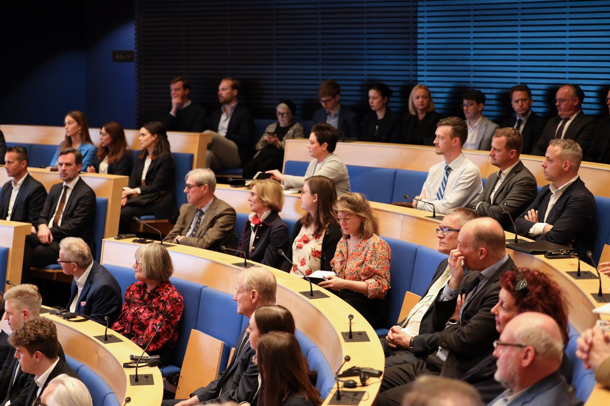 KASonline's tweet photo. "Russia's war against #Ukraine is as unjust as it is illegal." Mit diesen Worten eröffnet Henrik #Landerholm, nationaler Sicherheitsberater 🇸🇪, unsere #AdenauerKonferenz 👉 Nach unserer Zukunftswerkstatt sprechen wir über die Herausforderungen einer sich verändernden Weltordnung. https://t.co/vrKnI9ETkm