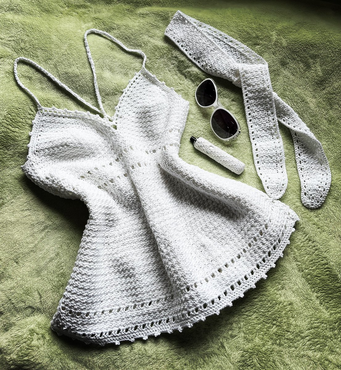 OhSoPrettyAC's tweet photo. My WIP is no longer a WIP!
And yes, I’ve sewed in my ends (for those who know me! 😆)

The set is complete ready for @chesterraces on Friday.

Crochet top with criss cross tie fasten at the back, chic 60s style head scarf, and even a matching little cover for my vape! 🙈😆 https://t.co/eslgTHsC2u