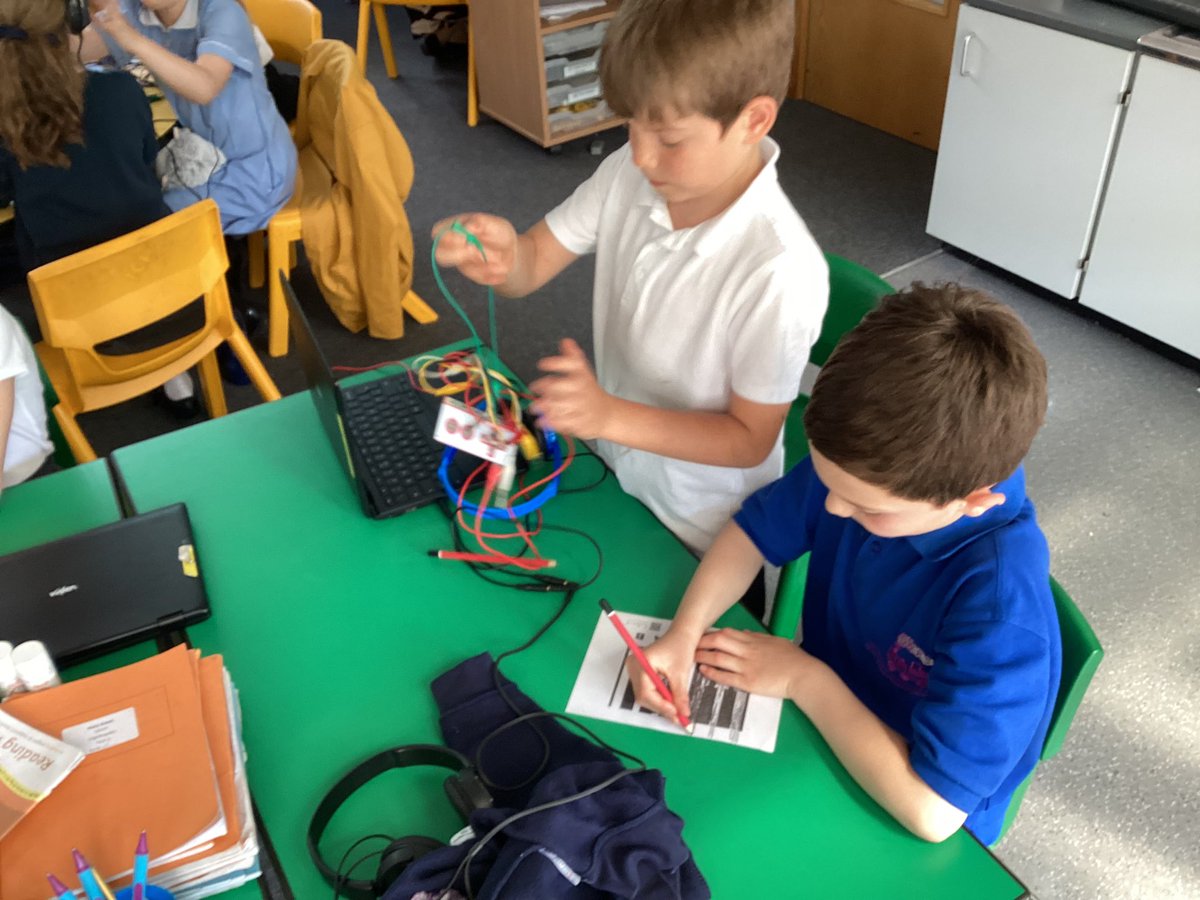 OWPSnightingale's tweet photo. Now we’re connecting paper pianos to our Chromebooks to turn them into real instruments. @ConductiveMusic #OwpsScience #OwpsMusic #OwpsSTEM https://t.co/GoUy6mFGQl