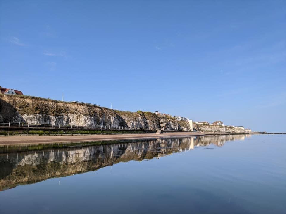 IAmCliftonville's tweet photo. #walpolebay #chalkcliffs #cliftonville #margate #reflections https://t.co/H8nsM66Gft