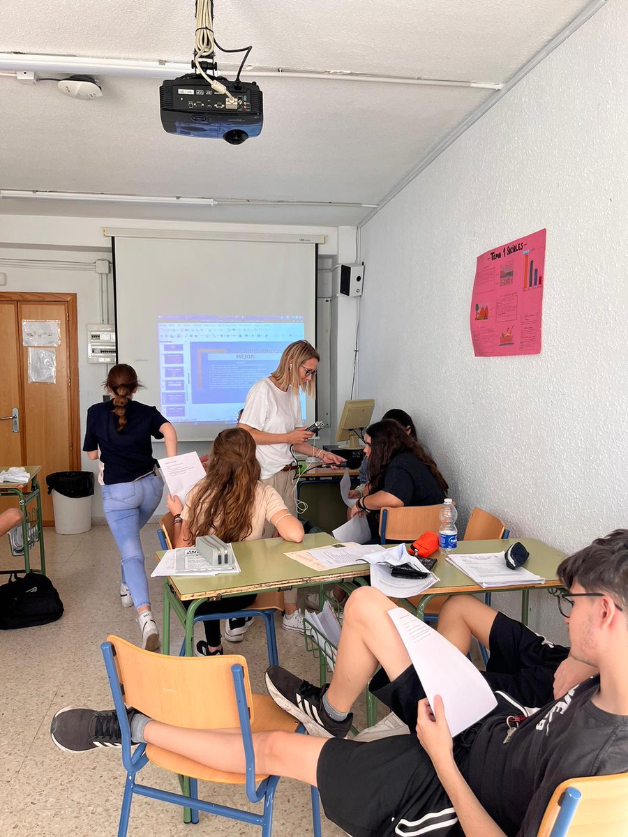 ondalocalemartv's tweet photo. 📻📌#EMARTV | El #ElFuturoEsNuestro sigue llegando a las aulas de toda #Andalucía. Hoy, en La Rambla, en Córdoba, donde nuestra compañera de
@OndaMencia, Bárbara Barrios, le está enseñando las mejores técnicas de radio a nuestros niños y niñas 👏🏽👏🏽

https://t.co/R2V9BmlkS2 https://t.co/xWEob8t7eF
