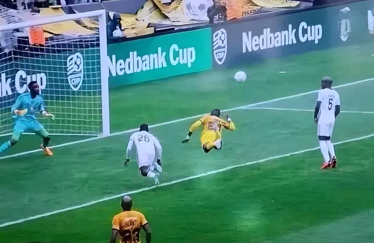 Zwaphs's tweet photo. @KaizerChiefs This pic still haunts me!😣😣😣 https://t.co/Y7xofT0yrE